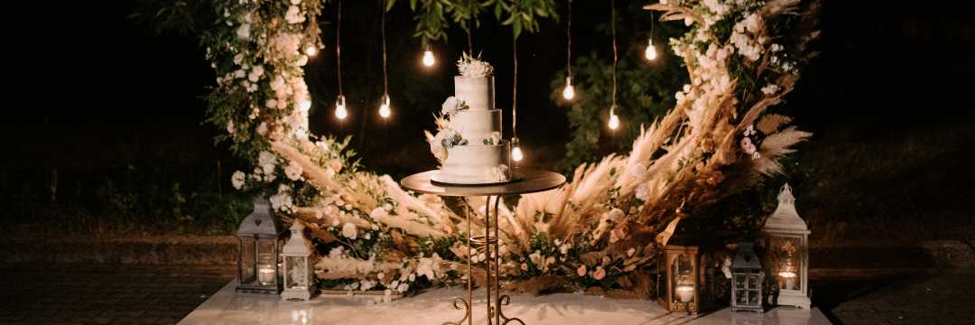 The Rustic elegant wedding cake.