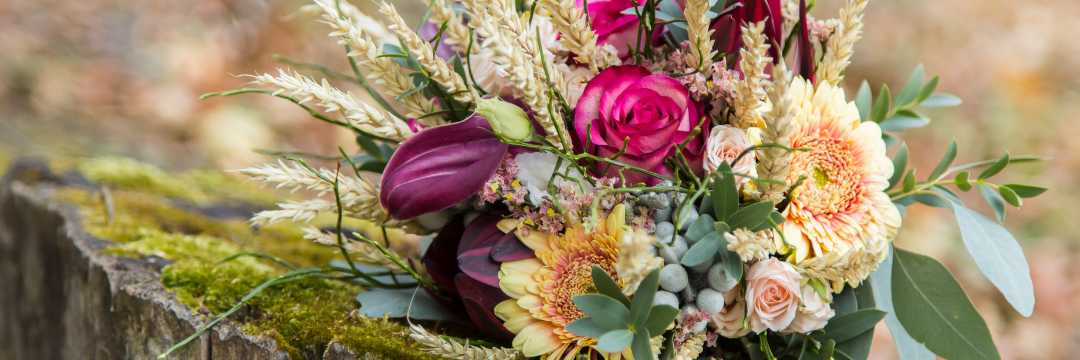 When choosing your fall wedding flowers, it's essential to consider the overall color scheme and theme of your wedding. Your choice of blooms should harmonize with the season's charm and enhance your wedding's aesthetics.