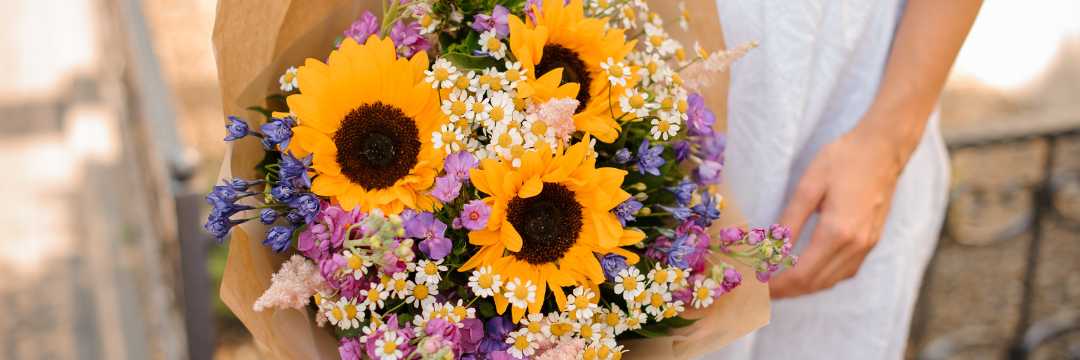 Sunflowers, are iconic for fall weddings. Their cheerful, golden blooms add a touch of rustic charm and brighten up your floral arrangements. These sun-kissed flowers are a symbol of happiness and bring a sense of warmth to your wedding decor.